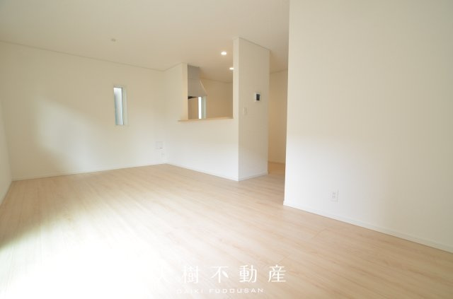 【居間・リビング】 | 綾瀬市深谷中4丁目　新築戸建て　全4棟【仲介手数料無料】