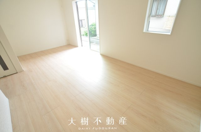 【居間・リビング】 | 綾瀬市深谷中4丁目　新築戸建て　全4棟【仲介手数料無料】