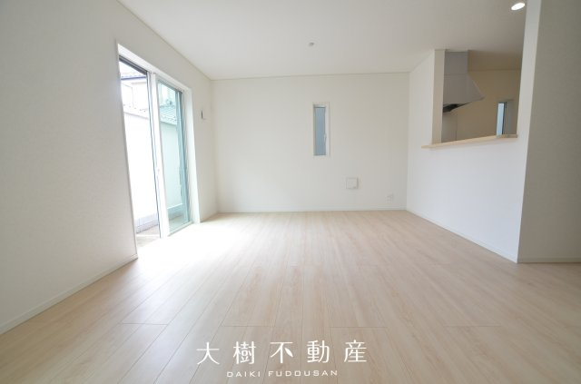 【居間・リビング】 | 綾瀬市深谷中4丁目　新築戸建て　全4棟【仲介手数料無料】