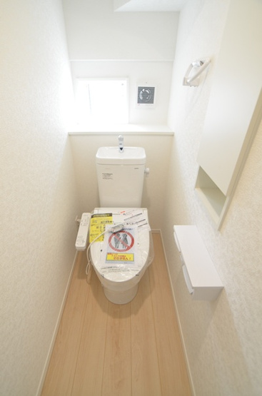【トイレ】 | 綾瀬市深谷中4丁目　新築戸建て　全4棟【仲介手数料無料】 | １階
