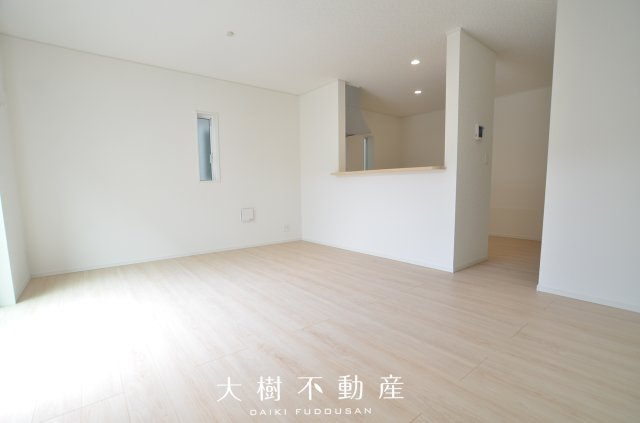【居間・リビング】 | 綾瀬市深谷中4丁目　新築戸建て　全4棟【仲介手数料無料】