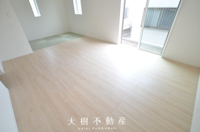 【居間・リビング】 | 綾瀬市深谷中4丁目　新築戸建て　全4棟【仲介手数料無料】