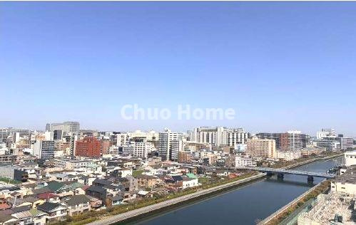 コスモ木場キャナルブリーズの展望|手を伸ばせば、ふれることが出来そうな環境が、そのままインテリアになったような印象です。その豊かな眺望にふさわしい空間には、通風・採光にも優れ、心地よい光と風があふれています