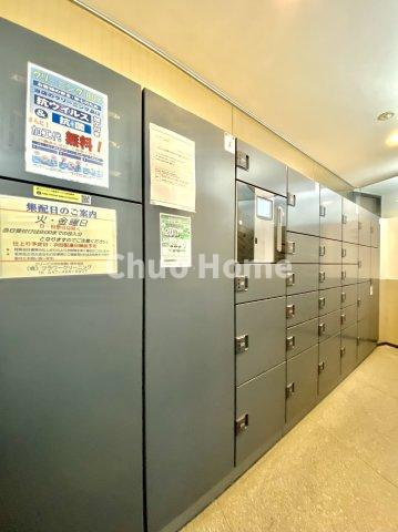 コスモ木場キャナルブリーズの設備|【宅配ボックス】在宅時・不在時に関わらず、居住者の代わりに非対面で宅配物を受け取ってくれる便利な設備です。見学時にはお部屋だけではなく共用部分もぜひチェックしてください。