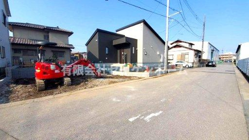 深谷市上柴町東2丁目　1号棟　平屋建て（土地99坪超）の前面道路含む現地写真