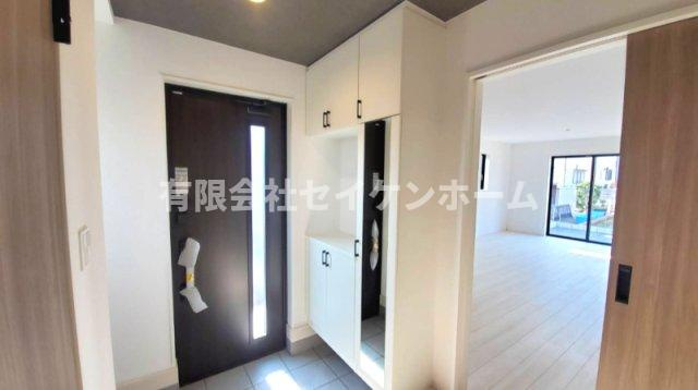 深谷市上柴町東2丁目　1号棟　平屋建て（土地99坪超）の玄関