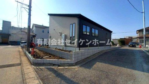 深谷市上柴町東2丁目　1号棟　平屋建て（土地99坪超）の前面道路含む現地写真