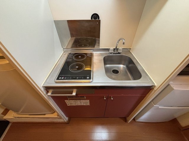 レオパレス高羽のキッチン|コンパクトなキッチンで掃除もラクラク