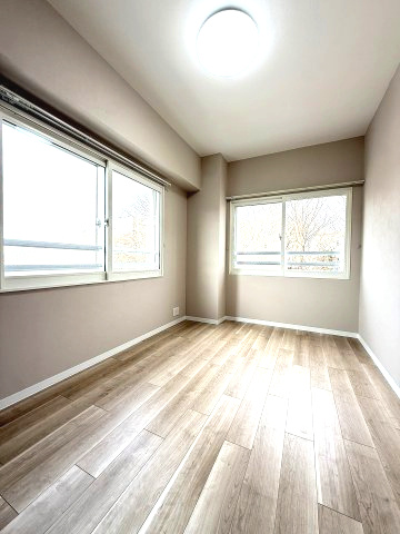 コープ野村月寒西の洋室