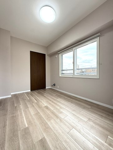 コープ野村月寒西の洋室