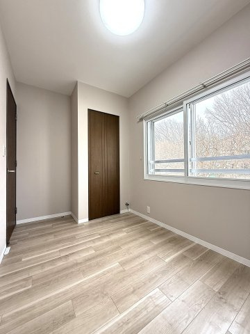 コープ野村月寒西の洋室