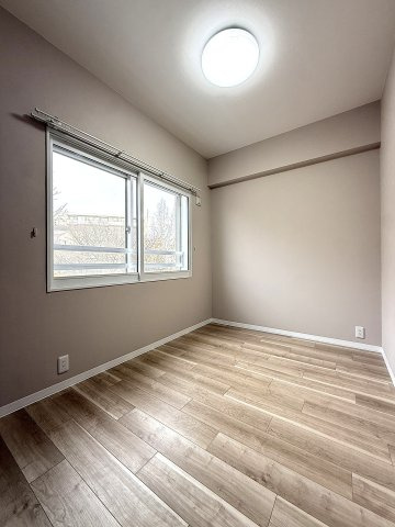 コープ野村月寒西の洋室