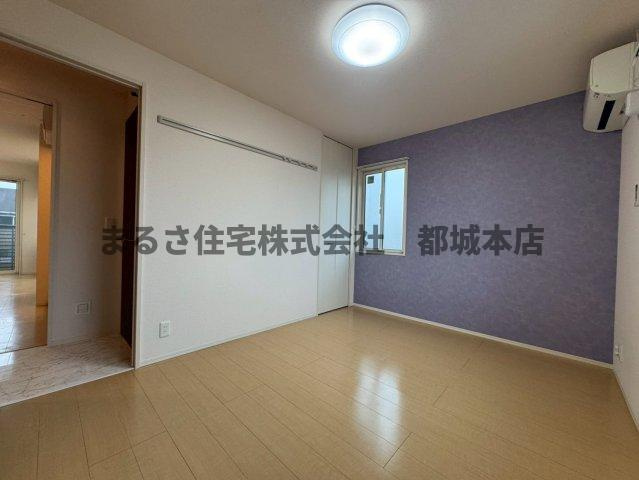 都城市下川東２丁目のアパートの洋室|A202の写真です