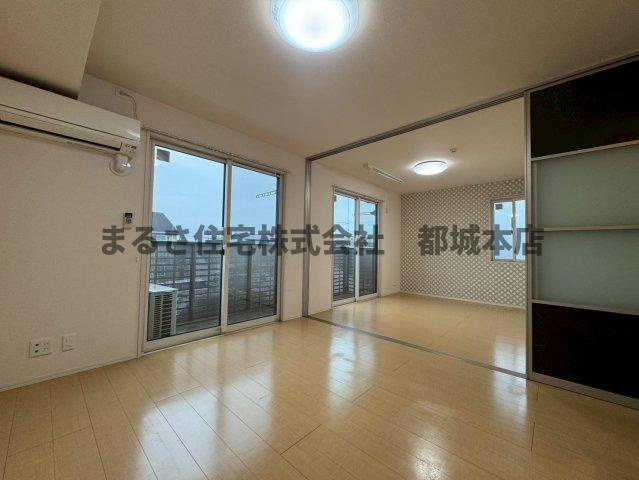 都城市下川東２丁目のアパートの居間・リビング|A202の写真です