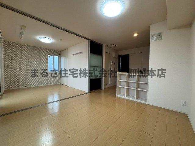 都城市下川東２丁目のアパートの居間・リビング|A202の写真です
