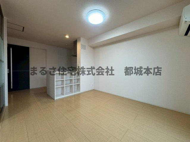 都城市下川東２丁目のアパートの居間・リビング|A202の写真です