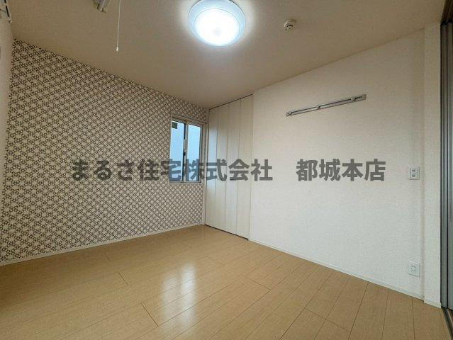 都城市下川東２丁目のアパートの洋室|A202の写真です