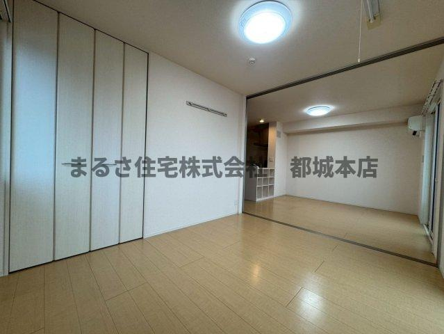 都城市下川東２丁目のアパートの洋室|A202の写真です