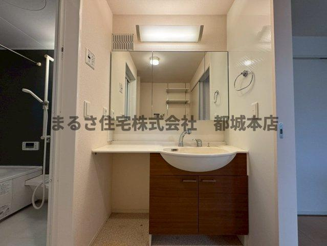 都城市下川東２丁目のアパートの独立洗面台|A202の写真です