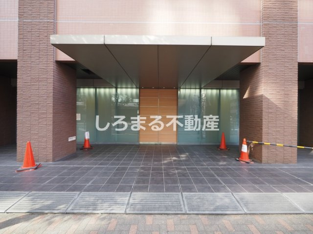 クロスレジデンス大阪新町のエントランス