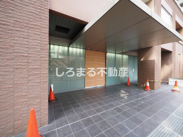 クロスレジデンス大阪新町のエントランス