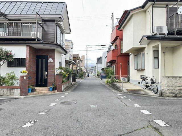 【前面道路含む現地写真】 | 富士見市水谷東2丁目　建築条件無売地　全1区画　(丸井志木店) | 現地（2026年4月）撮影／開放的な角地で明るく風通しの良い住まいを実現