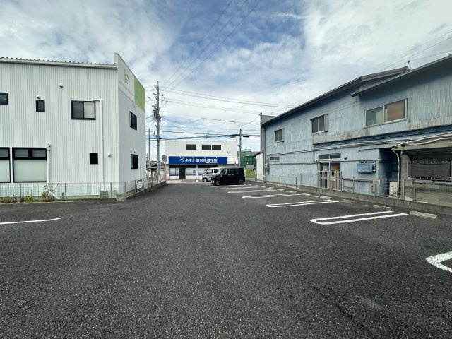 アイリス若林の駐車場