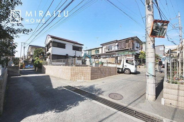 【外観】 | 青く澄み渡った綺麗な空と、陽の光をたっぷりと受ける、そんな新築住宅で新生活をスタートしてみませんか？見学・ご相談等、ミライズホーム(株)までお気軽にご連絡下さい♪
