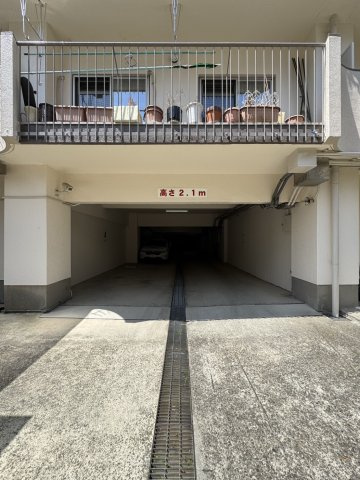 ハイツ六甲の駐車場