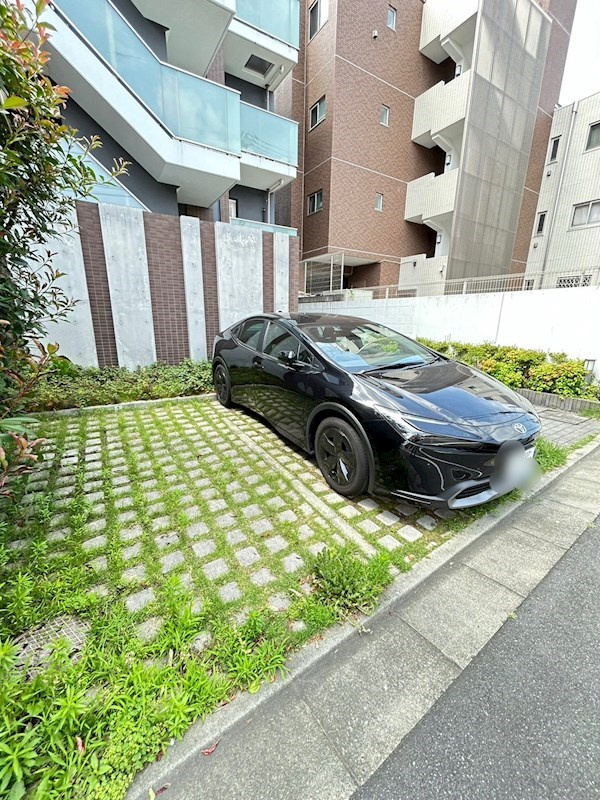 インペリアル弦巻の駐車場