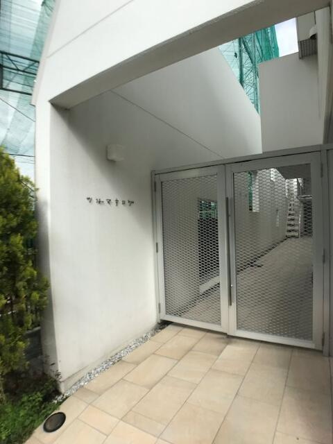 ツルマキロジのエントランス