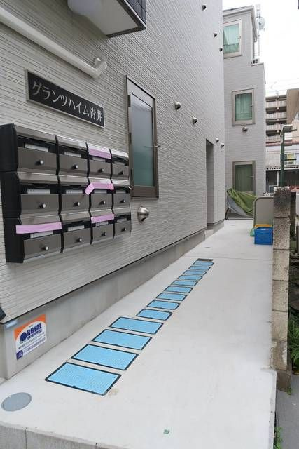 グランツハイム青井のエントランス