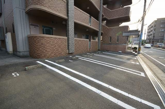 サン・セフィールの駐車場