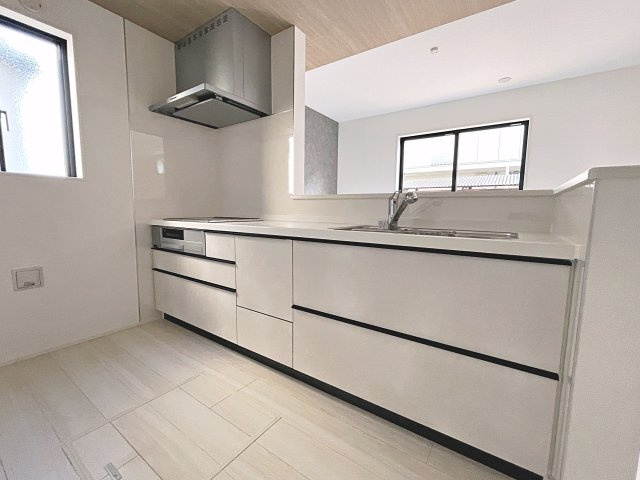 新築戸建・新築建売　郡山市安積町長久保三丁目　安積第三小・安積第二中のキッチン|キッチンはカウンターになっているのでリビング全体を見渡すことができます！