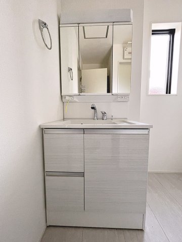 新築戸建・新築建売　郡山市安積町長久保三丁目　安積第三小・安積第二中の独立洗面台|三面鏡洗面台で朝の身支度もしやすい＆収納力も◎洗面台に物を置かずすっきり清潔に保つことができます！