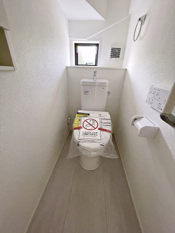新築戸建・新築建売　郡山市安積町長久保三丁目　安積第三小・安積第二中のトイレ|白を基調とした空間で清潔感があります！小窓がついており簡単に換気が可能です！