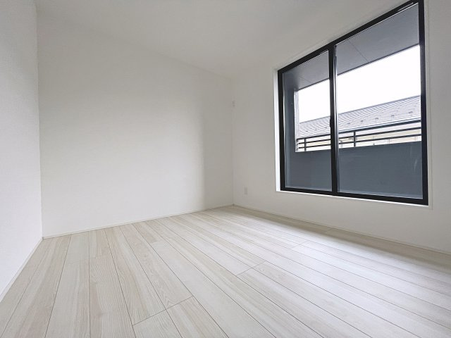 新築戸建・新築建売　郡山市安積町長久保三丁目　安積第三小・安積第二中の洋室|バルコニーに面しており大きな窓から日差しが入るので気持ちの良いプライベート空間です！