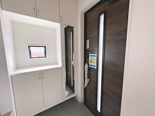 新築戸建・新築建売　郡山市安積町長久保三丁目　安積第三小・安積第二中の玄関|大容量のシューズボックスがあり収納豊富な玄関スペース。玄関ドアから日差しが入り明るいです！