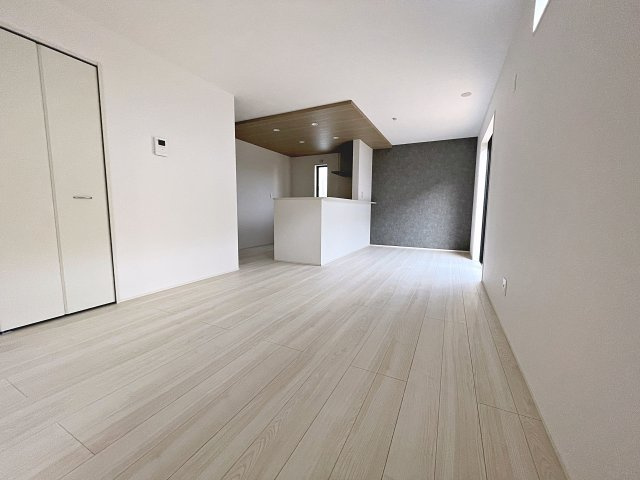 新築戸建・新築建売　郡山市安積町長久保三丁目　安積第三小・安積第二中の居間・リビング|太陽の日差しが気持ちの良いリビングは広々としているので家具を設置してもゆとりがあります！