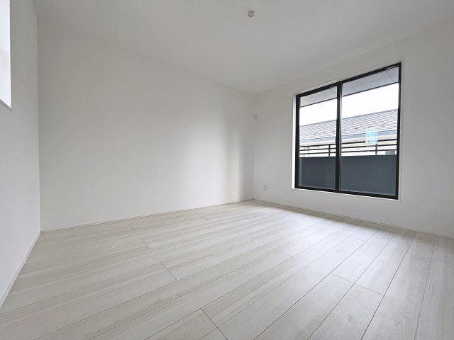 新築戸建・新築建売　郡山市安積町長久保三丁目　安積第三小・安積第二中の洋室|バルコニーに面しており大きな窓から日差しが入るので気持ちの良いプライベート空間です！