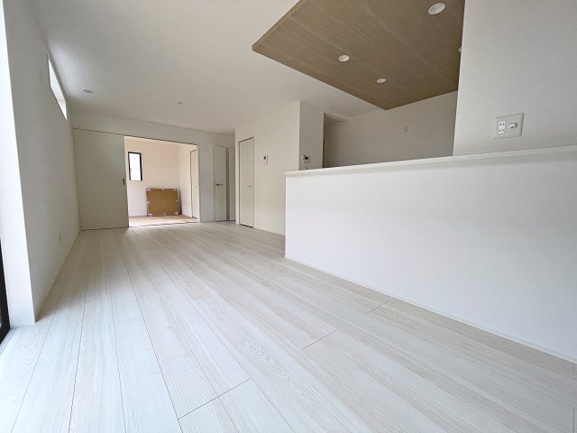 新築戸建・新築建売　郡山市安積町長久保三丁目　安積第三小・安積第二中の居間・リビング|キッチンの前にダイニングテーブルを設置すれば、お料理の配膳もスムーズです！
