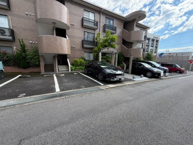 クレスト白鳥の駐車場