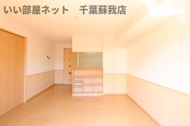 さくらコートの居間・リビング|こちらのリビングで趣味の時間をお楽しみください