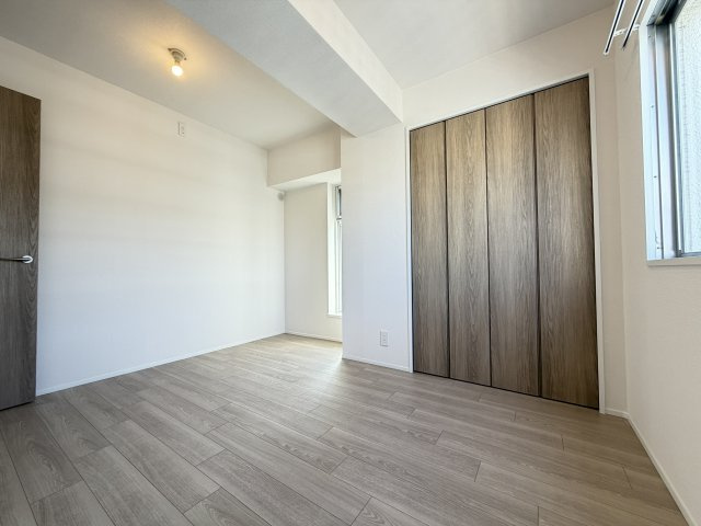 ファミールハイツ城東A棟の洋室|広々とした洋室です