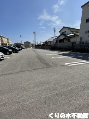 【駐車場】 | グランディール枝堀Ｂ | 車をお持ちの方に嬉しい駐車場付きの物件です