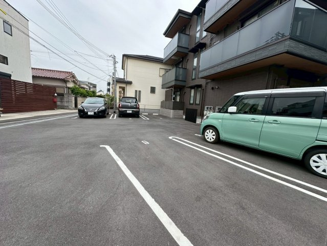 ロイズパレス中百舌鳥EASTの駐車場