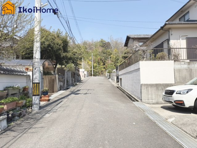 神戸市西区美穂が丘5丁目　中古戸建の前面道路含む現地写真|●年中無休：当日予約可●前面道路幅員約6ｍ、交通量少なく安心の住環境です。