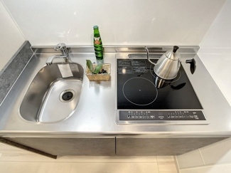 【キッチン】 | コンフォート川口 | 2口IHコンロ※家具・小物はイメージです