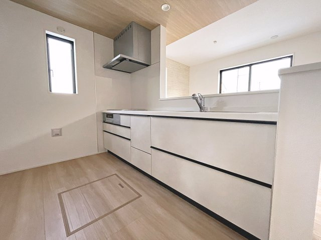 新築戸建・新築建売　郡山市安積町長久保三丁目　安積第三小・安積第二中のキッチン|キッチンはカウンターになっているのでリビング全体を見渡すことができます！