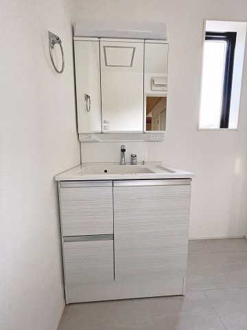 新築戸建・新築建売　郡山市安積町長久保三丁目　安積第三小・安積第二中の独立洗面台|三面鏡洗面台で朝の身支度もしやすい＆収納力も◎洗面台に物を置かずすっきり清潔に保つことができます！